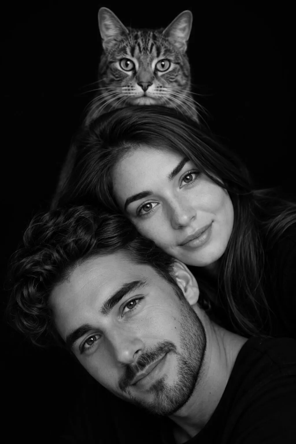 Portrait noir et blanc de trois visages composés en pyramide